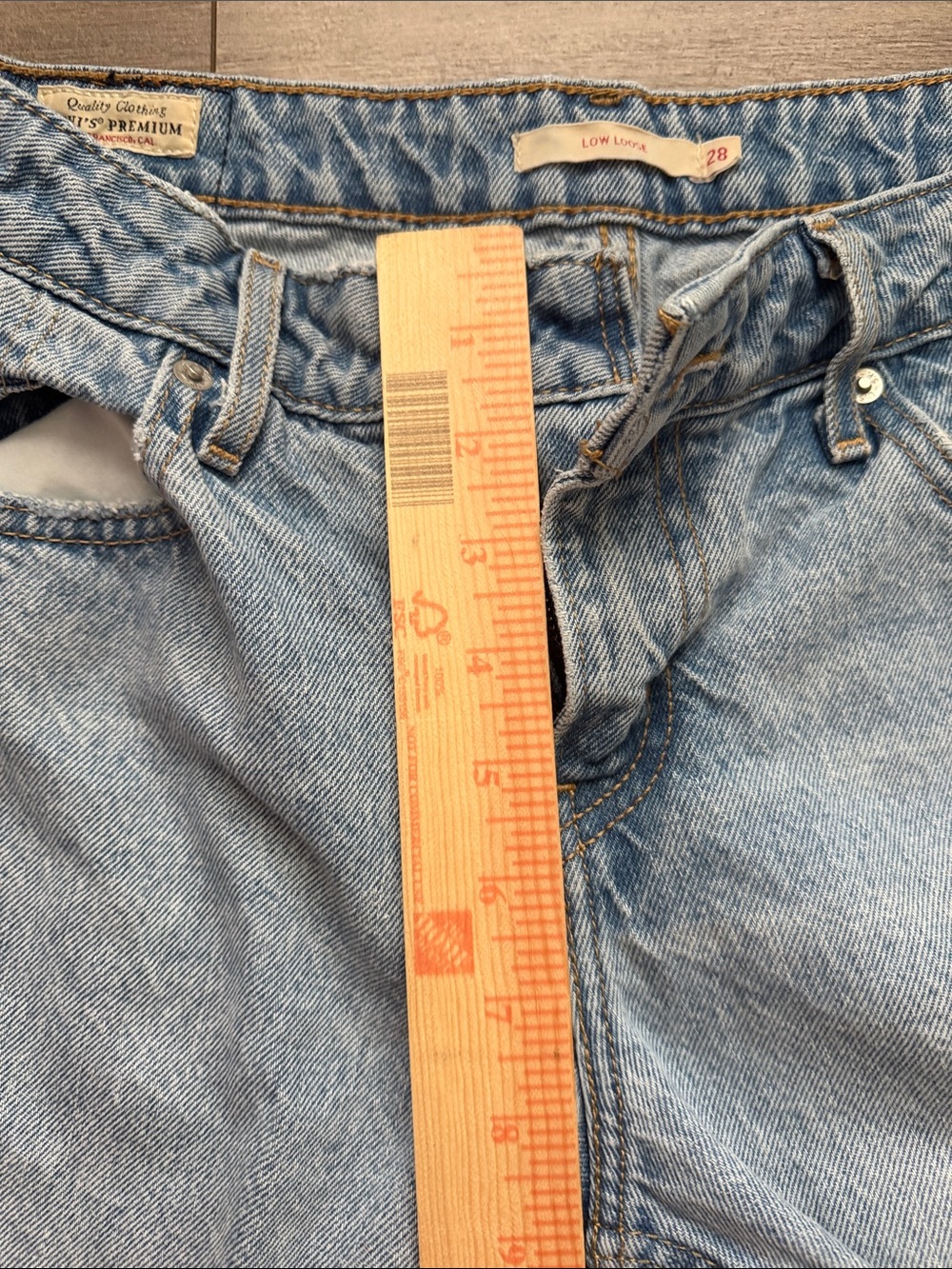 Levi’s Low Loose Light Wash Distressed Women’s Jeans Size 28 - Picture 8 of 10